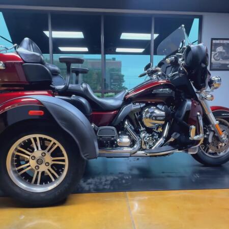 2015 Harley-Davidson® Tri Glide® Ultra Mysterious Red Sunglo thumb 1