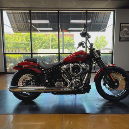 2026 Harley-Davidson® Street Bob® Brilliant Red Chrome Cast Wheels thumb 0
