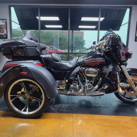 2020 Harley-Davidson® CVO™ Tri Glide® Black Stardust w/ Magnetic Gray & Wicked Red thumb 0