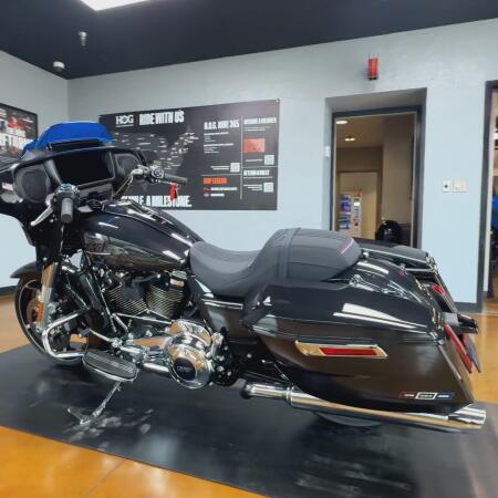 2026 Harley-Davidson® Street Glide® Midnight Ember Chrome Trim thumb 3