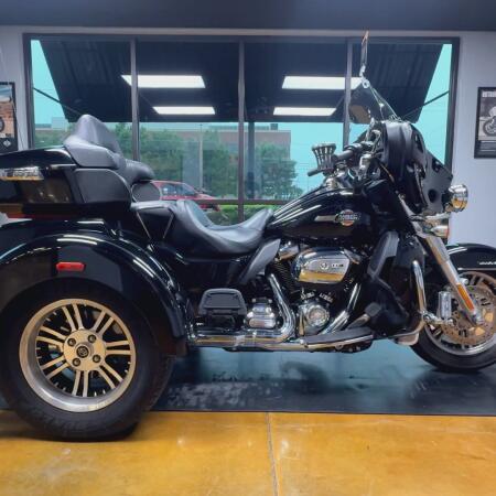 2023 Harley-Davidson® Tri Glide® Ultra Vivid Black thumb 0
