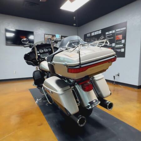 2018 Harley-Davidson® Ultra Limited Silver Fortune/Black Tempest thumb 1