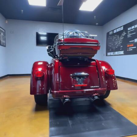 2015 Harley-Davidson® Tri Glide® Ultra Two-Tone Mysterious Red Sunglo/Blackened Cayenne Sunglo thumb 0