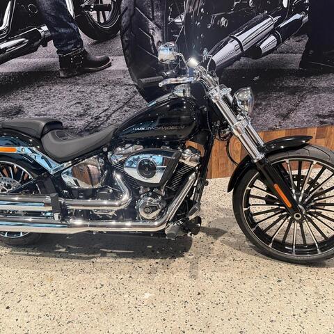 MY25 Harley-Davidson Softail Breakout 117 w/ABS (FXBR) Vivid Black thumb 3