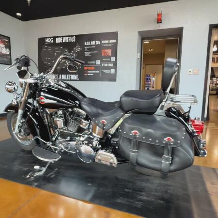 2016 Harley-Davidson® Heritage Softail® Classic Vivid Black thumb 3