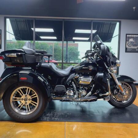 2024 Harley-Davidson® Tri Glide® Ultra Vivid Black thumb 0