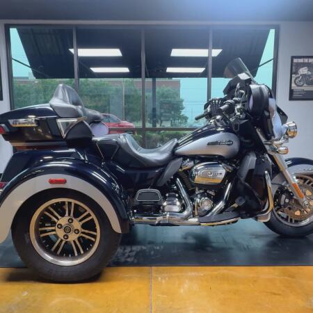 2020 Harley-Davidson® Tri Glide® Ultra Midnight Blue/Barracuda Silver thumb 0
