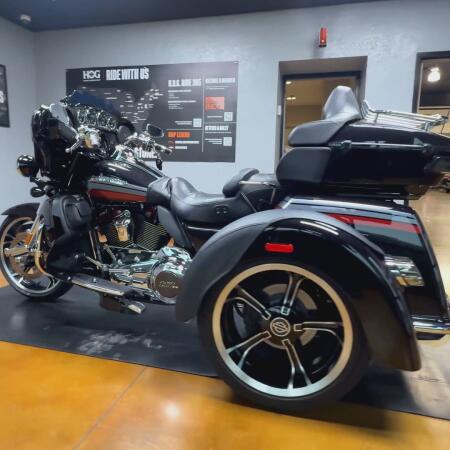 2020 Harley-Davidson® CVO™ Tri Glide® Black Stardust w/ Magnetic Gray & Wicked Red thumb 3