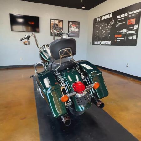 2016 Harley-Davidson® Road King® Two-Tone Deep Jade Pearl/Vivid Black thumb 2