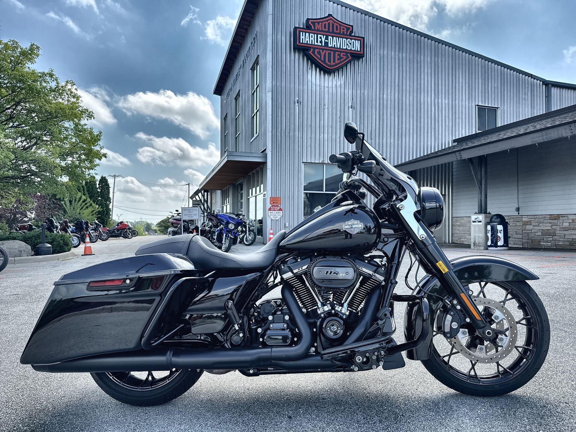 2025 Harley-Davidson® Road King® Special Vivid Black