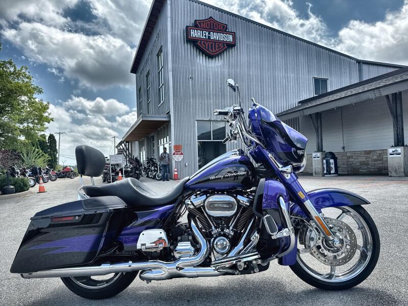 2017 Harley-Davidson® CVO™ Street Glide® Candy Cobalt/Indigo Ink with Mirror Chrome Aggressor Wheels