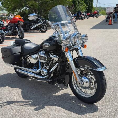 2023 Harley-Davidson® Heritage Classic Vivid Black thumb 3