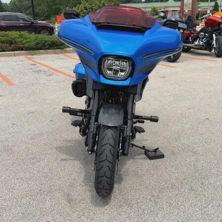 2026 Harley-Davidson® CVO Street Glide ST Electric Coast thumb 2