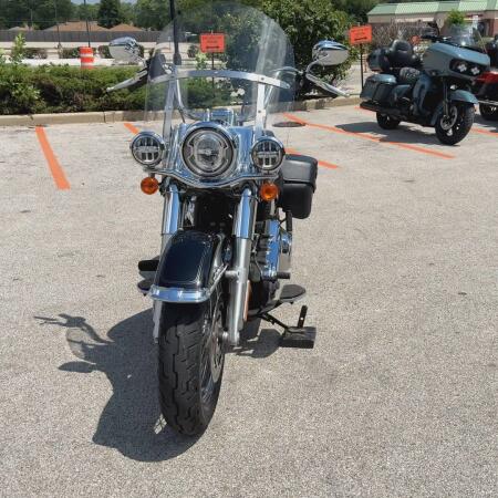 2023 Harley-Davidson® Heritage Classic Vivid Black thumb 2