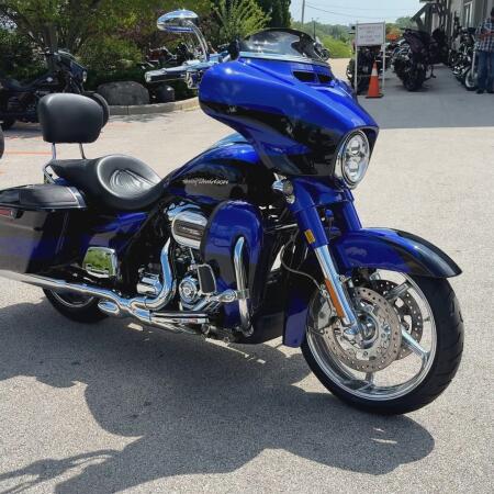 2017 Harley-Davidson® CVO™ Street Glide® Candy Cobalt/Indigo Ink with Mirror Chrome Aggressor Wheels thumb 3