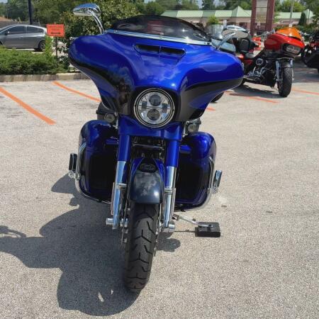 2017 Harley-Davidson® CVO™ Street Glide® Candy Cobalt/Indigo Ink with Mirror Chrome Aggressor Wheels thumb 2