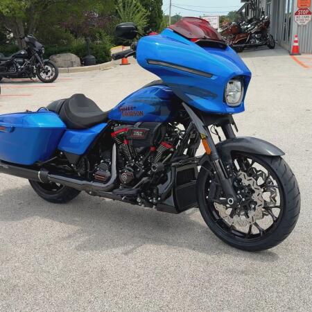 2026 Harley-Davidson® CVO Street Glide ST Electric Coast thumb 3