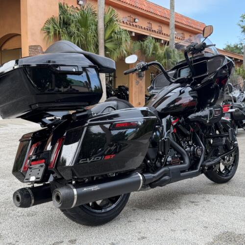 Harley-Davidson® CVO™ Road Glide® ST 2024 thumb 2