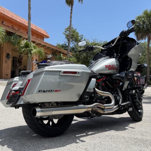 Harley-Davidson® CVO™ Road Glide™ ST 2025 thumb 2