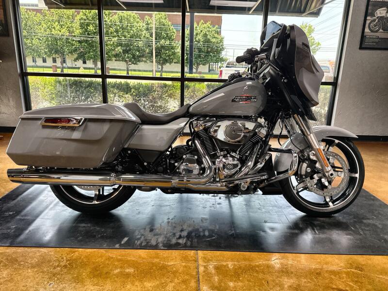 2026 Harley-Davidson® Street Glide® Dark Billiard Gray Black Solo Cast Wheels