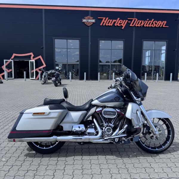 FLHXSE CVO Street Glide ®