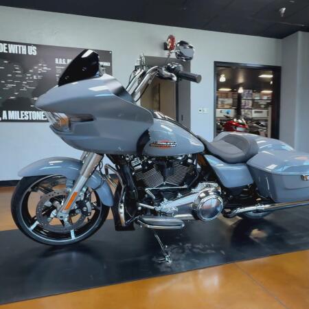 2026 Harley-Davidson® Road Glide® Dark Billiard Gray Black Solo Cast Wheels thumb 2