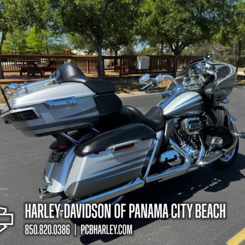 2016 Harley-Davidson® CVO™ Road Glide® Ultra thumb 2