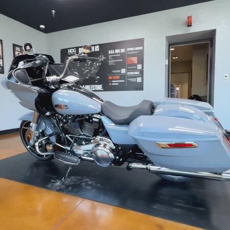 2026 Harley-Davidson® Road Glide® Dark Billiard Gray Black Solo Cast Wheels thumb 1