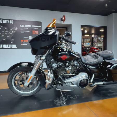 2020 Harley-Davidson® Electra Glide® Standard Vivid Black thumb 2