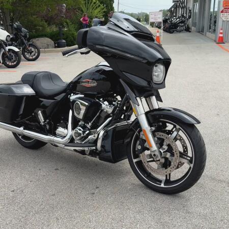 2024 Harley-Davidson® Street Glide® Vivid Black thumb 3