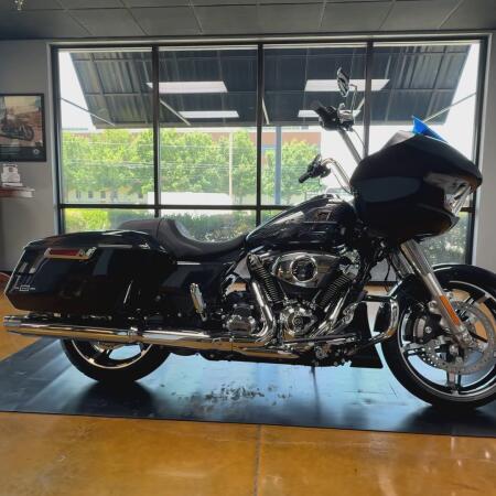 2026 Harley-Davidson® Road Glide® Midnight Ember Chrome Trim thumb 1