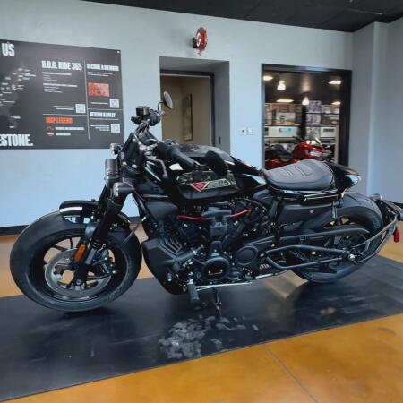 2026 Harley-Davidson® Sportster® S Vivid Black thumb 2