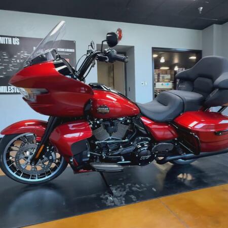 2026 Harley-Davidson® Road Glide Limited Brilliant Red Black Trim thumb 2