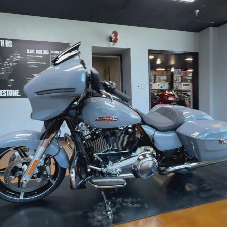 2026 Harley-Davidson® Street Glide® Dark Billiard Gray Black Solo Cast Wheels thumb 2