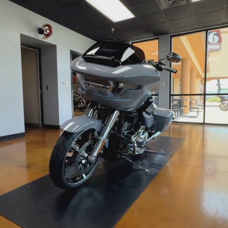 2026 Harley-Davidson® Road Glide® Dark Billiard Gray Black Solo Cast Wheels thumb 3