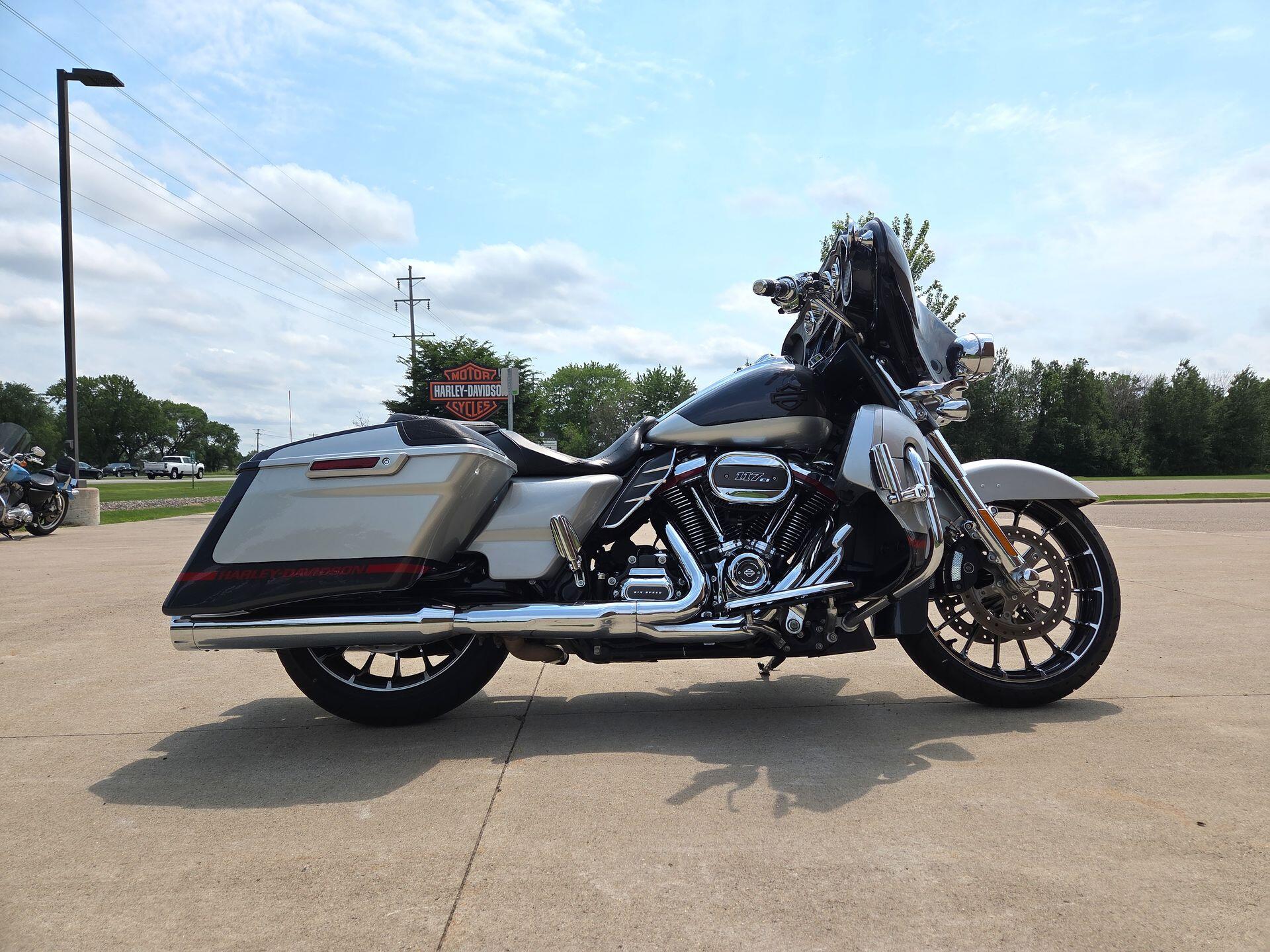 2019 Harley-Davidson® CVO™ Street Glide® Charred Steel & Lightening Silver