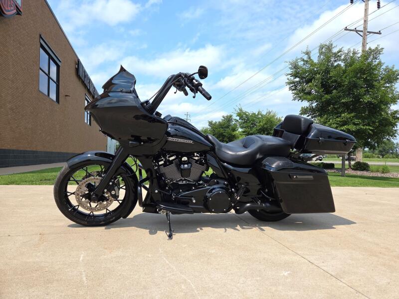 2020 Harley-Davidson® Road Glide® Special Vivid Black