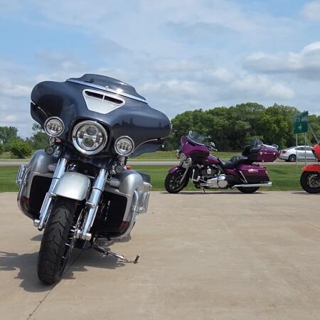 2019 Harley-Davidson® CVO™ Street Glide® Charred Steel & Lightening Silver thumb 2