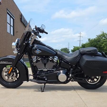 2026 Harley-Davidson® Heritage Classic Vivid Black Black Laced Wheels thumb 0