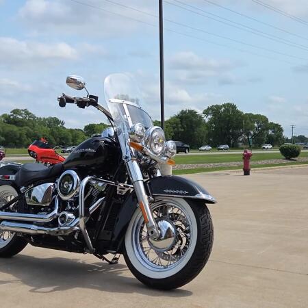 2019 Harley-Davidson® Deluxe Vivid Black thumb 3