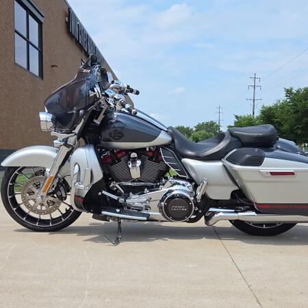 2019 Harley-Davidson® CVO™ Street Glide® Charred Steel & Lightening Silver thumb 0
