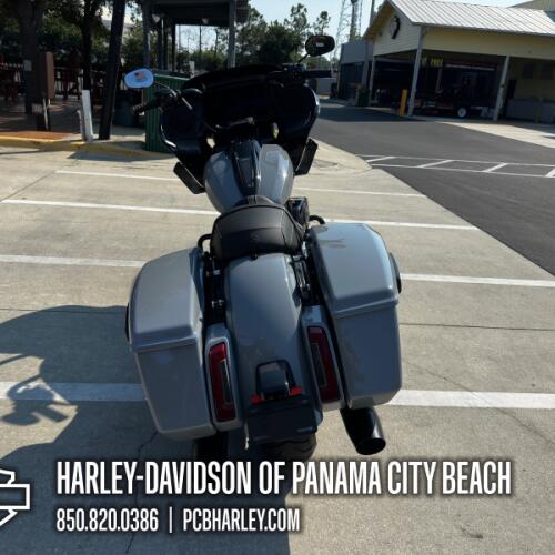 2026 Harley-Davidson® Road Glide® thumb 2