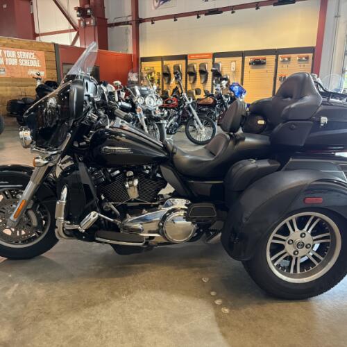 2018 Harley-Davidson® Tri Glide® Ultra FLHTCUTG thumb 2