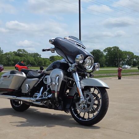 2019 Harley-Davidson® CVO™ Street Glide® Charred Steel & Lightening Silver thumb 3
