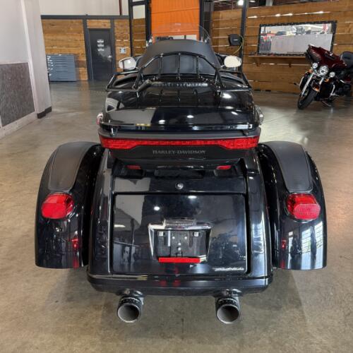 2018 Harley-Davidson® Tri Glide® Ultra FLHTCUTG thumb 1