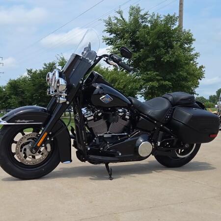 2026 Harley-Davidson® Heritage Classic Vivid Black Black Laced Wheels thumb 1