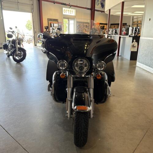 2018 Harley-Davidson® Tri Glide® Ultra FLHTCUTG thumb 3