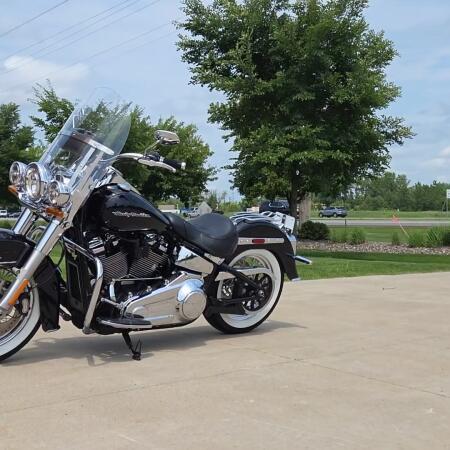 2019 Harley-Davidson® Deluxe Vivid Black thumb 1