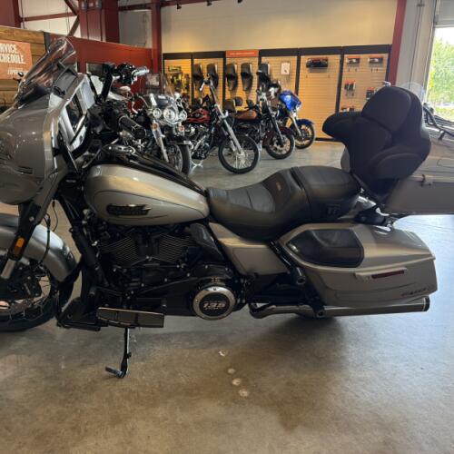 Harley-Davidson® CVO™ Street Glide® 2023 thumb 2