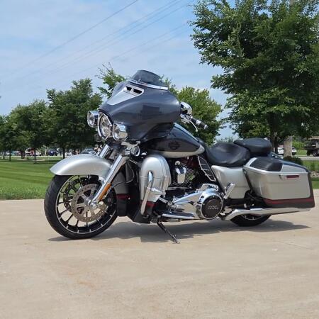 2019 Harley-Davidson® CVO™ Street Glide® Charred Steel & Lightening Silver thumb 1